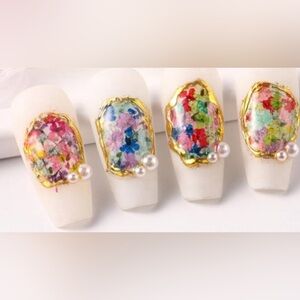 - Dried flowers for nails